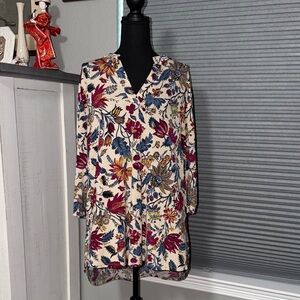 🫶🏼Floral Print long back floral Blouse by The Gaudy Boutique size XL